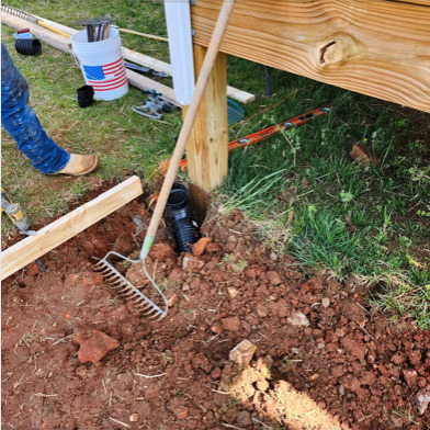 Drainage installation near a deck post
